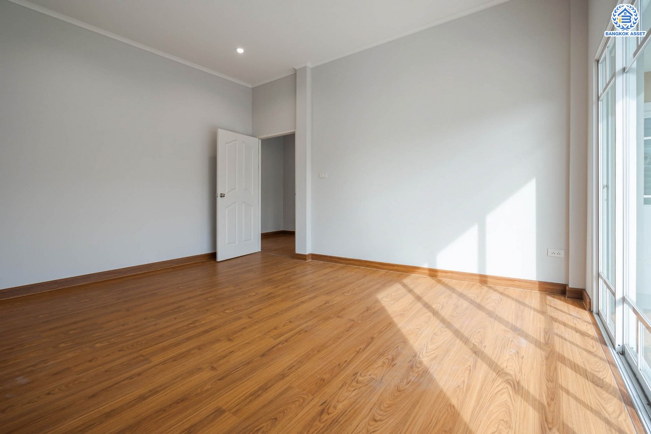 บ้านมือสองตกแต่งใหม่ ทำเลโซนเมือง! หลังมุม ม.ปัญฐิญา1 พระราม5 ตกแต่งดีไซน์ทันสมัย เนื้อที่ 55.5 ตร.ว. หลังใหญ่พร้อมอยู่ ฟังก์ชัน 3 ห้องนอน 3 ห้องน้ำ 2 ที่จอดรถ พร้อมเรือนรับรอง ทำเลศักยภาพ เชื่อมต่อถนนหลายสาย ใกล้รถไฟฟ้า "สถานีแยกติวานนท์"